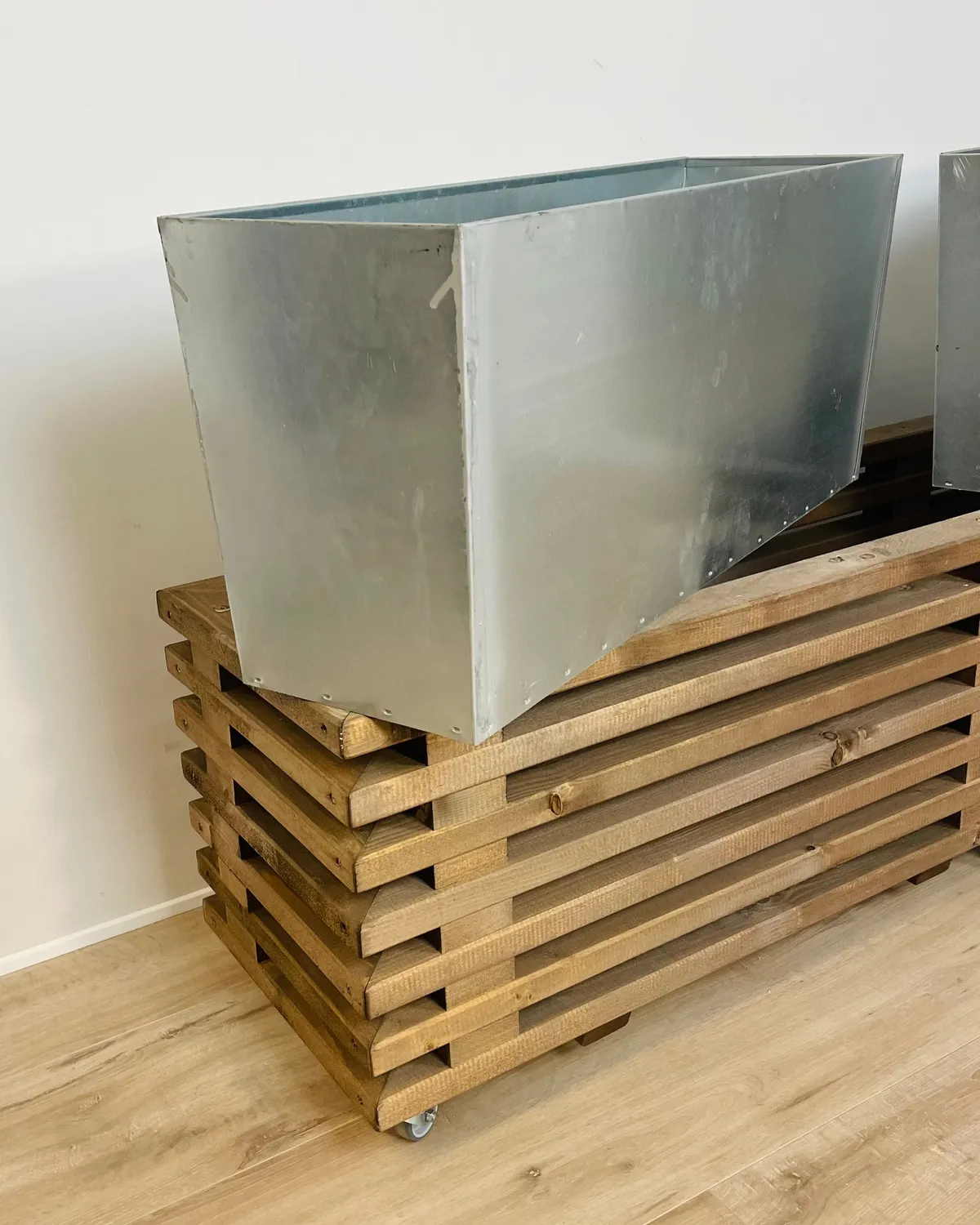 Kabeltromlen Luksus plantekasse brunbejdset 95 cm hjul