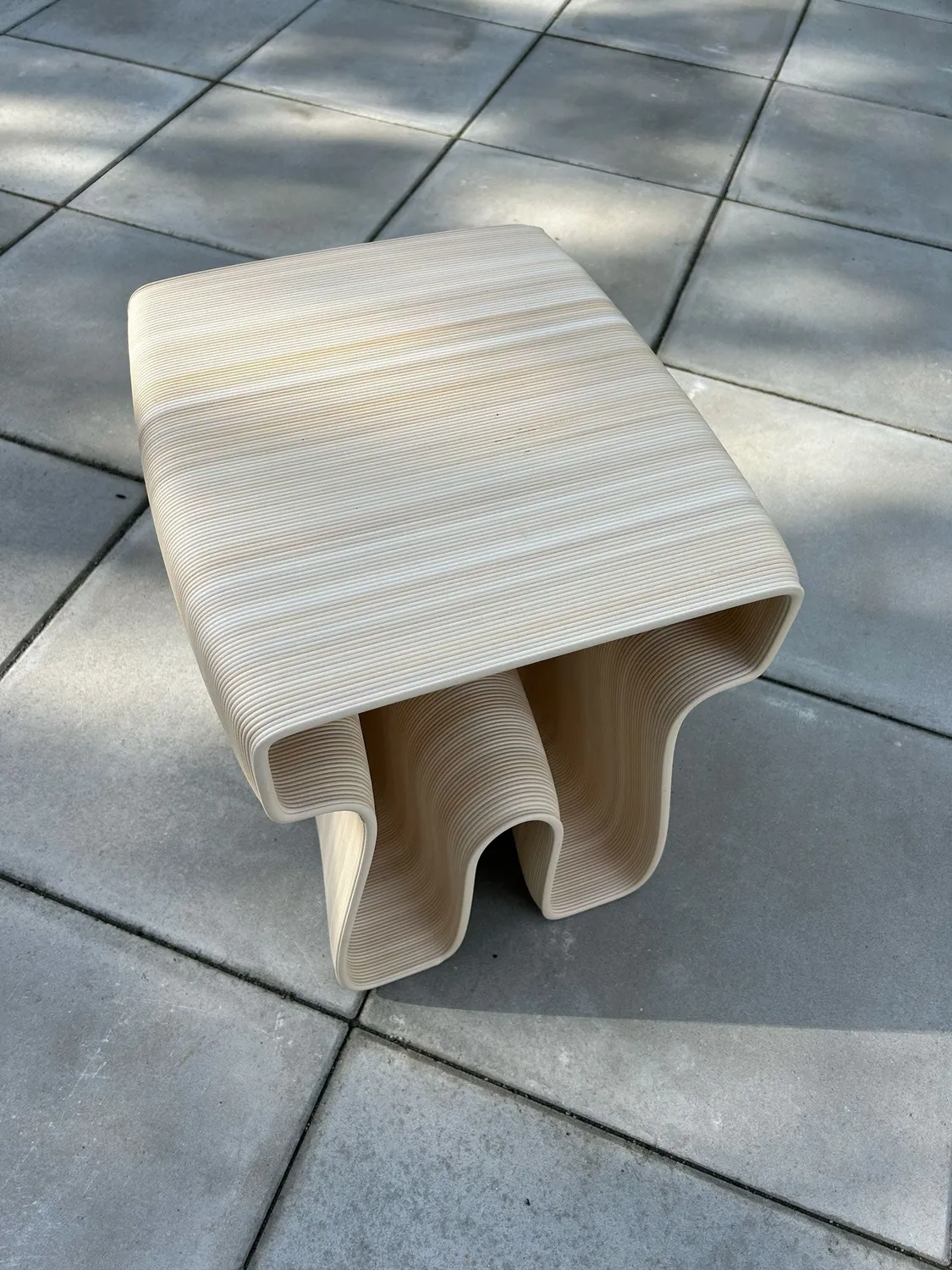 HYFER OBJECTS Octopus sidebord blond bæredygtigt