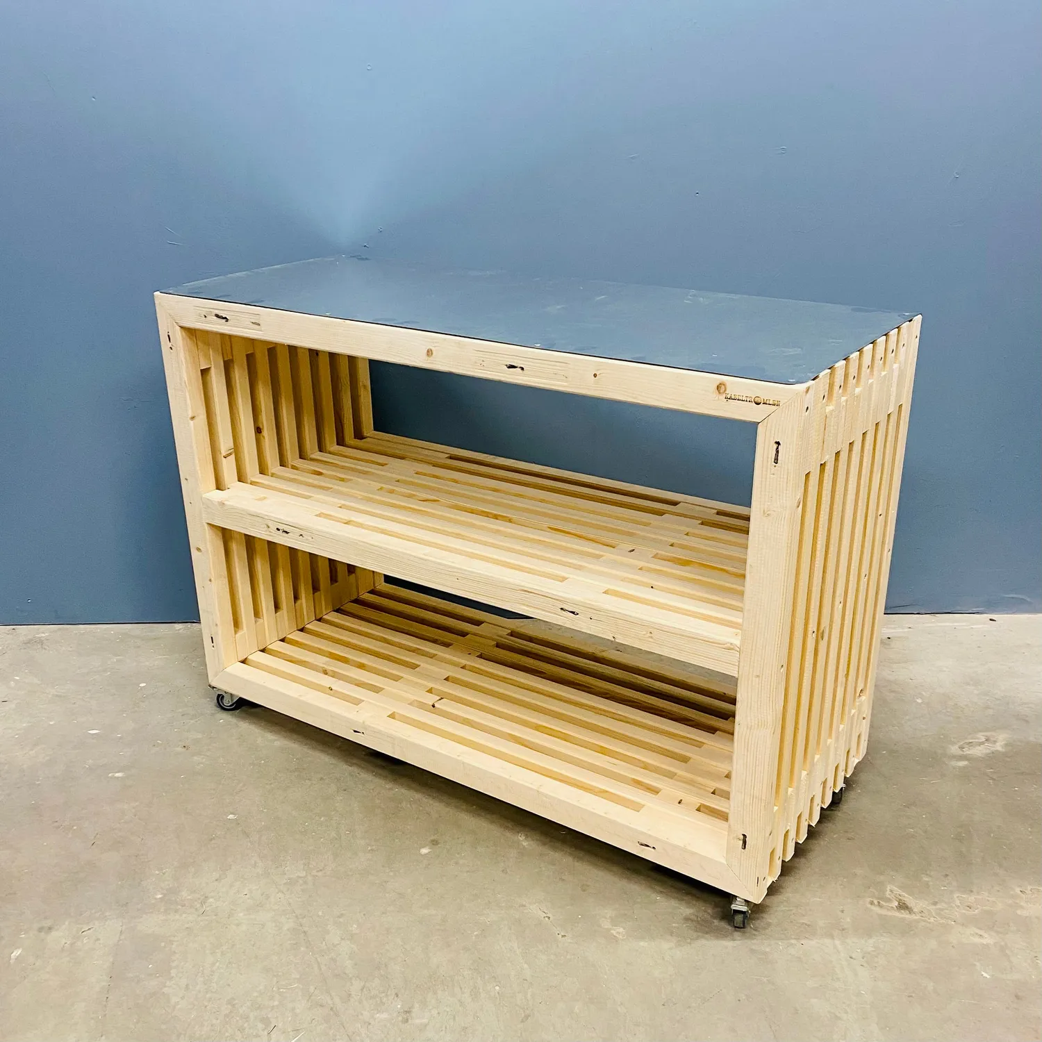 Kabeltromlen Arbejdsbord brede traller 120 cm med topplade