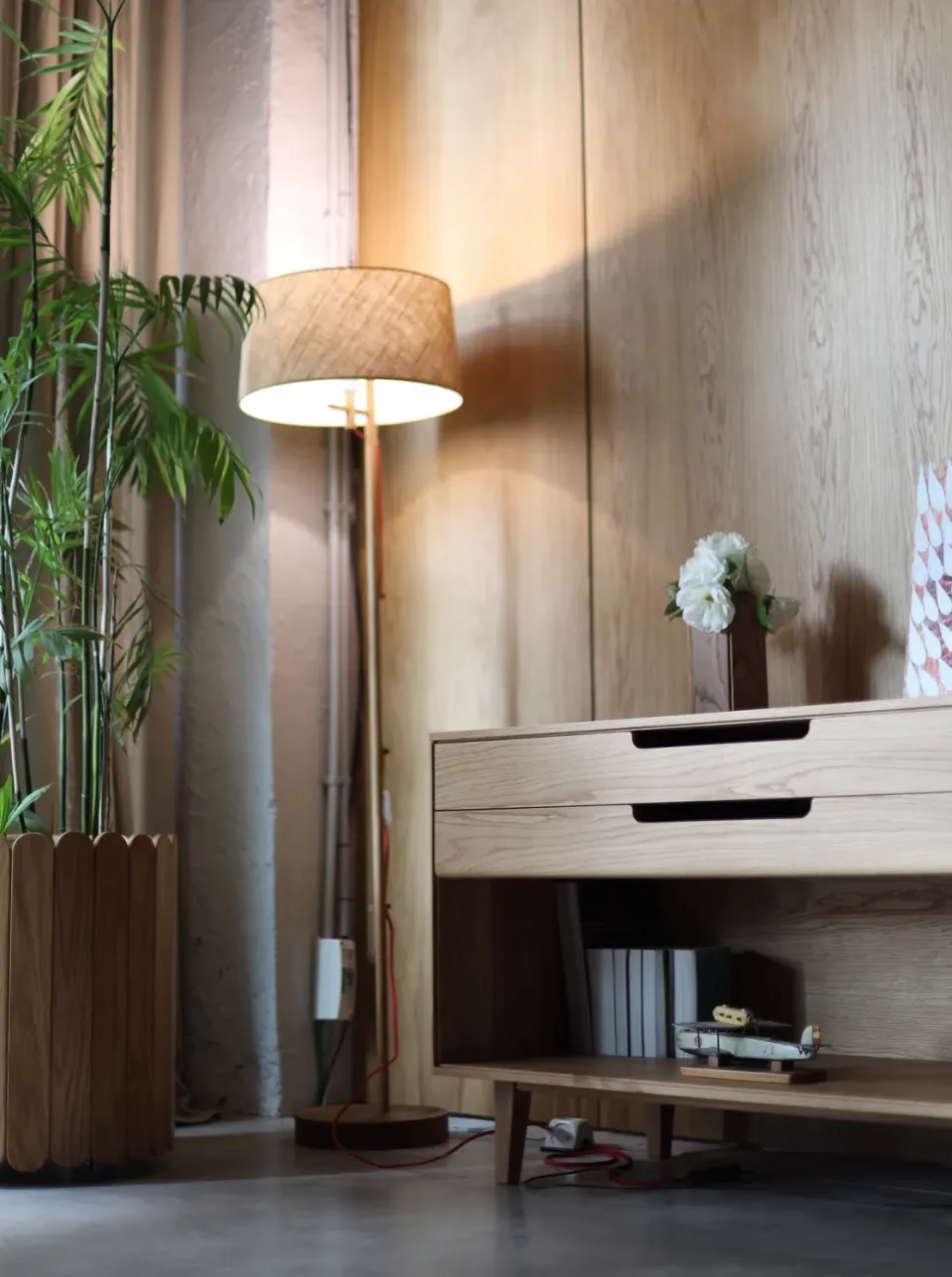 Habitables Low 01 gulvlampe eg hvid ledning massivt træ