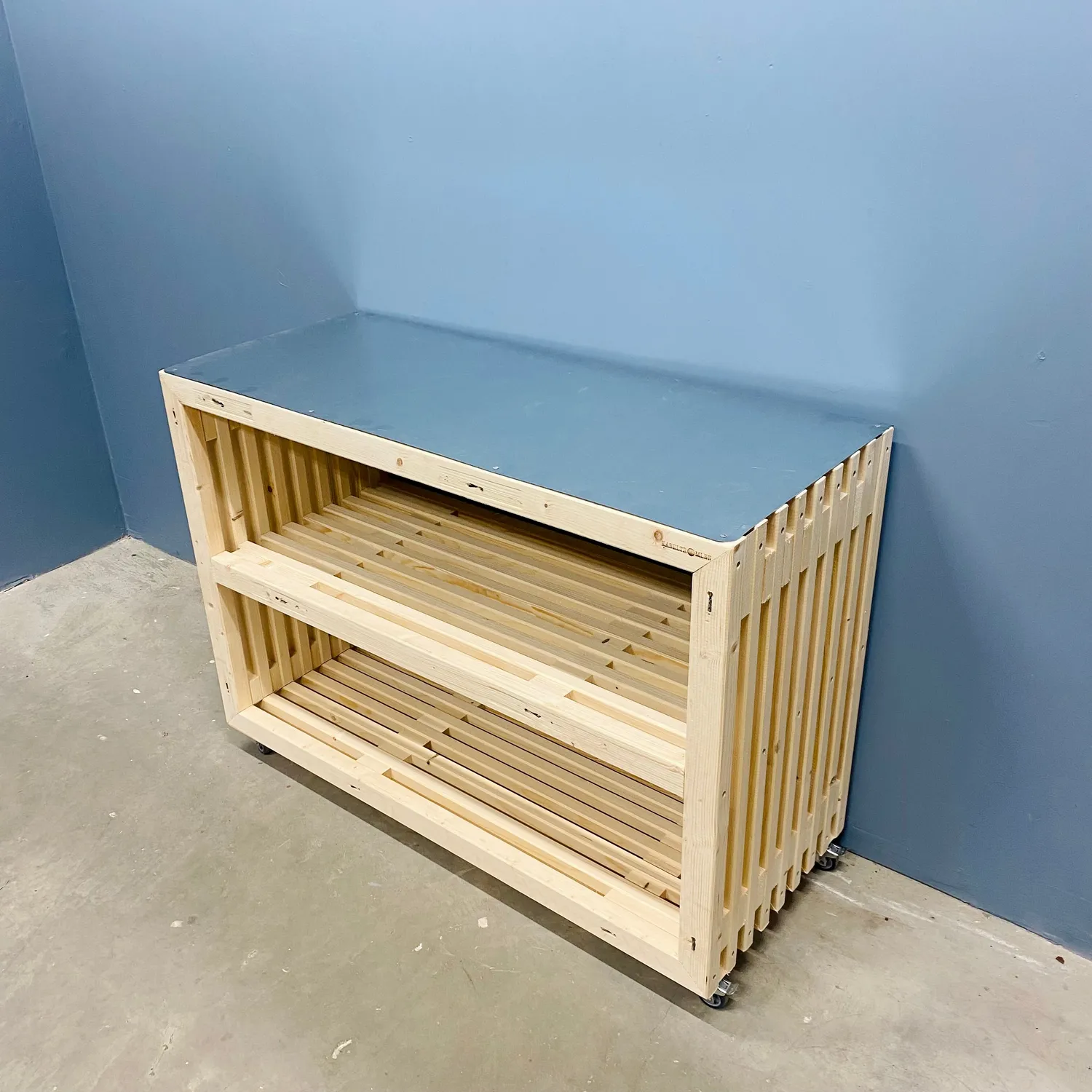 Kabeltromlen Arbejdsbord brede traller 120 cm med topplade