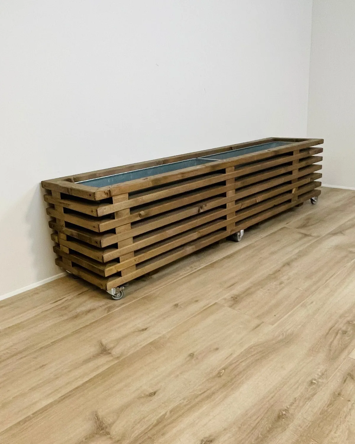 Kabeltromlen Luksus plantekasse brunbejdset 95 cm hjul