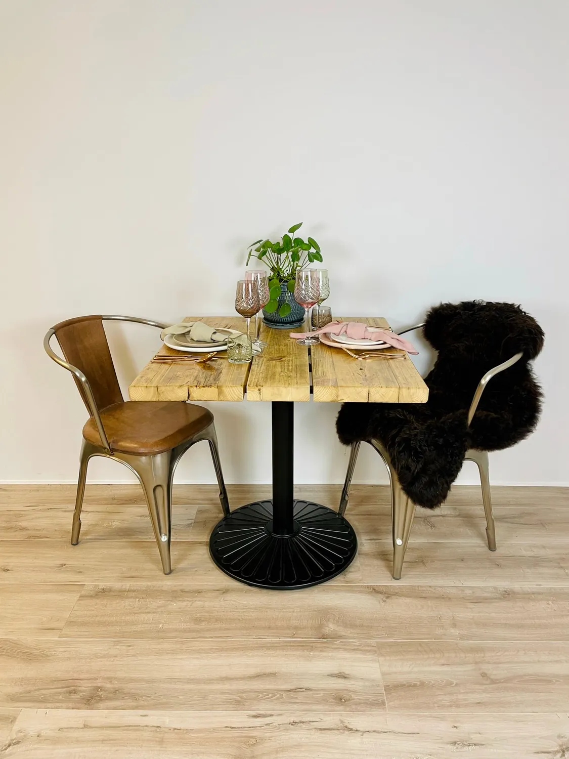 Kabeltromlen Caféborde Genbrugstræ cafébord 70x70 cm lakeret