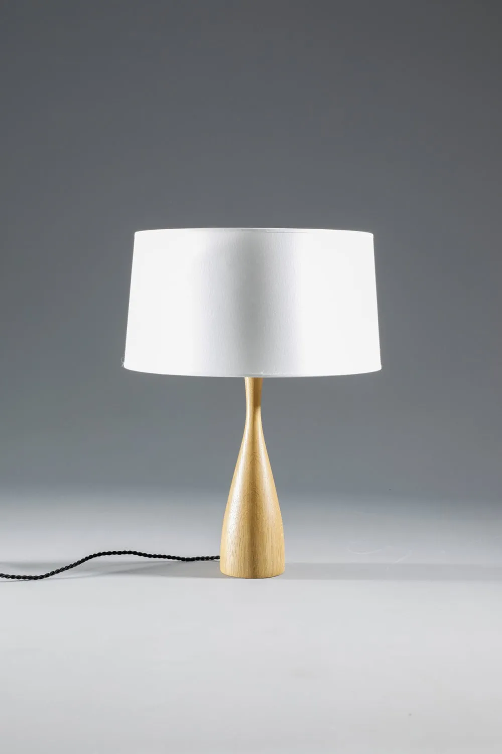 Habitables Scandinavian bordlampe eg hvid skærm massivt træ