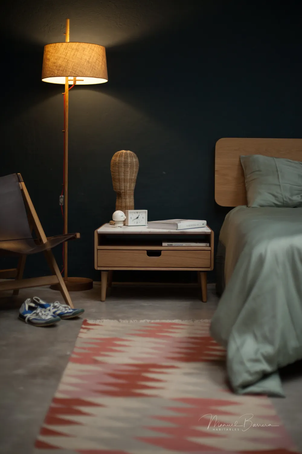 Habitables Low 01 gulvlampe eg hvid ledning massivt træ