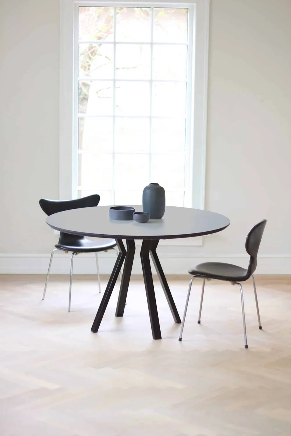 Bønnebord CIRCLE Ø110 spisebord sort kant jern