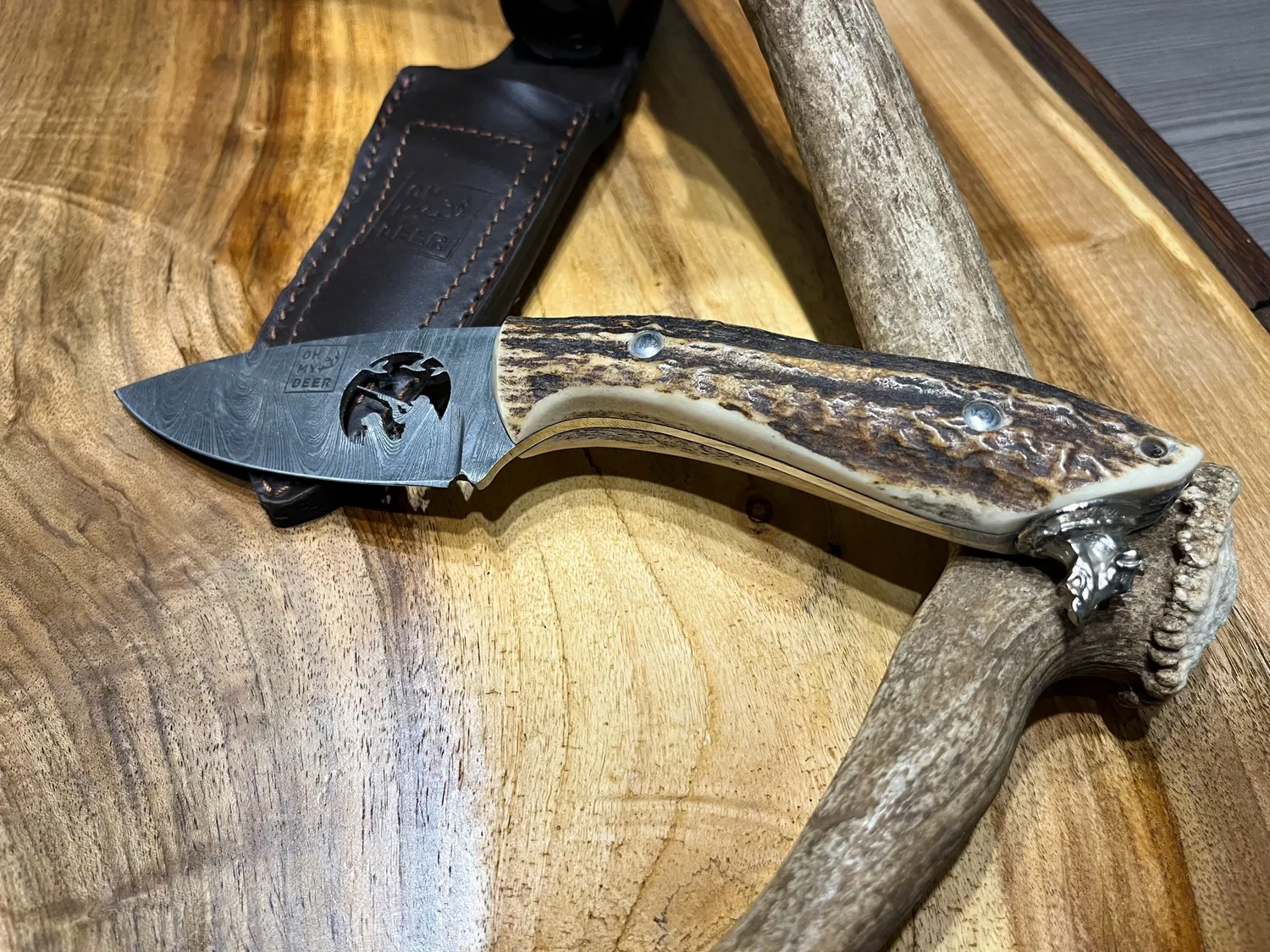 Oh My Deer Jägermotiv jagtkniv med vildsvin