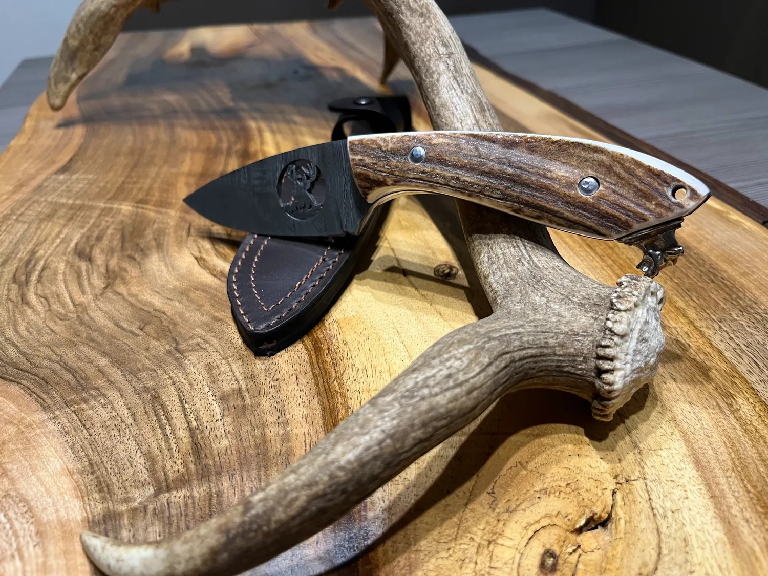Oh My Deer Hirschmotiv jagtkniv med gravering