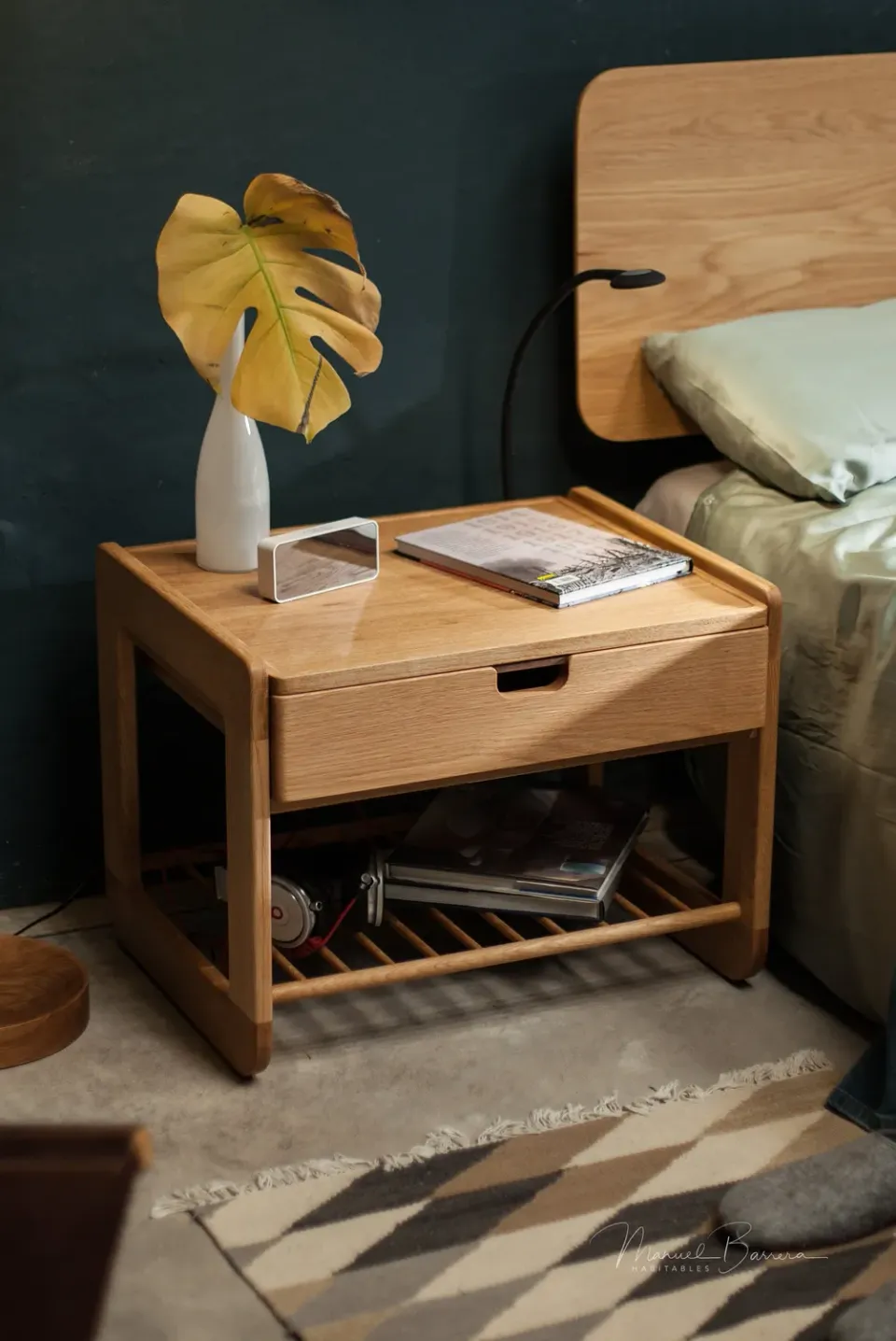Habitables 70's sengebord lavt eg med trægitter massivt
