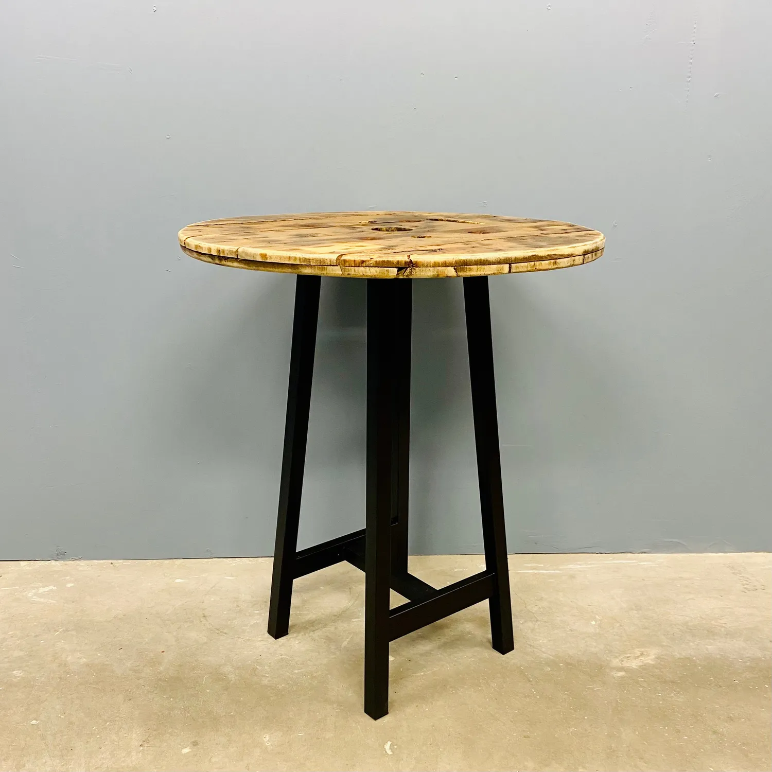 Kabeltromlen Barbord kabeltromle Ø90 lakeret 105 cm