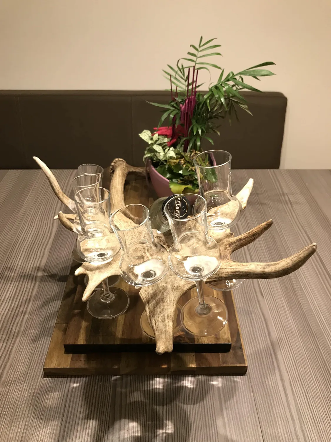 Oh My Deer Snapsglasholder i træ til hjemmebar