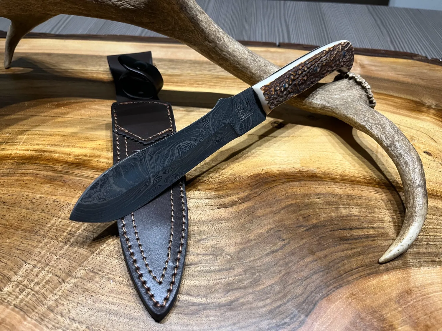 Oh My Deer Jæger kniv damaskusstål træskaft
