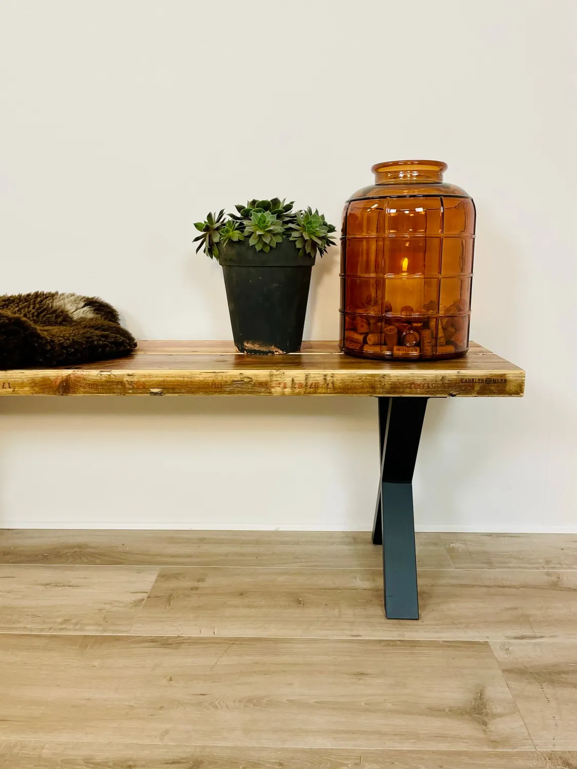 Kabeltromlen Bred Bænk Genbrugsplanker X-stel 137 cm lakeret