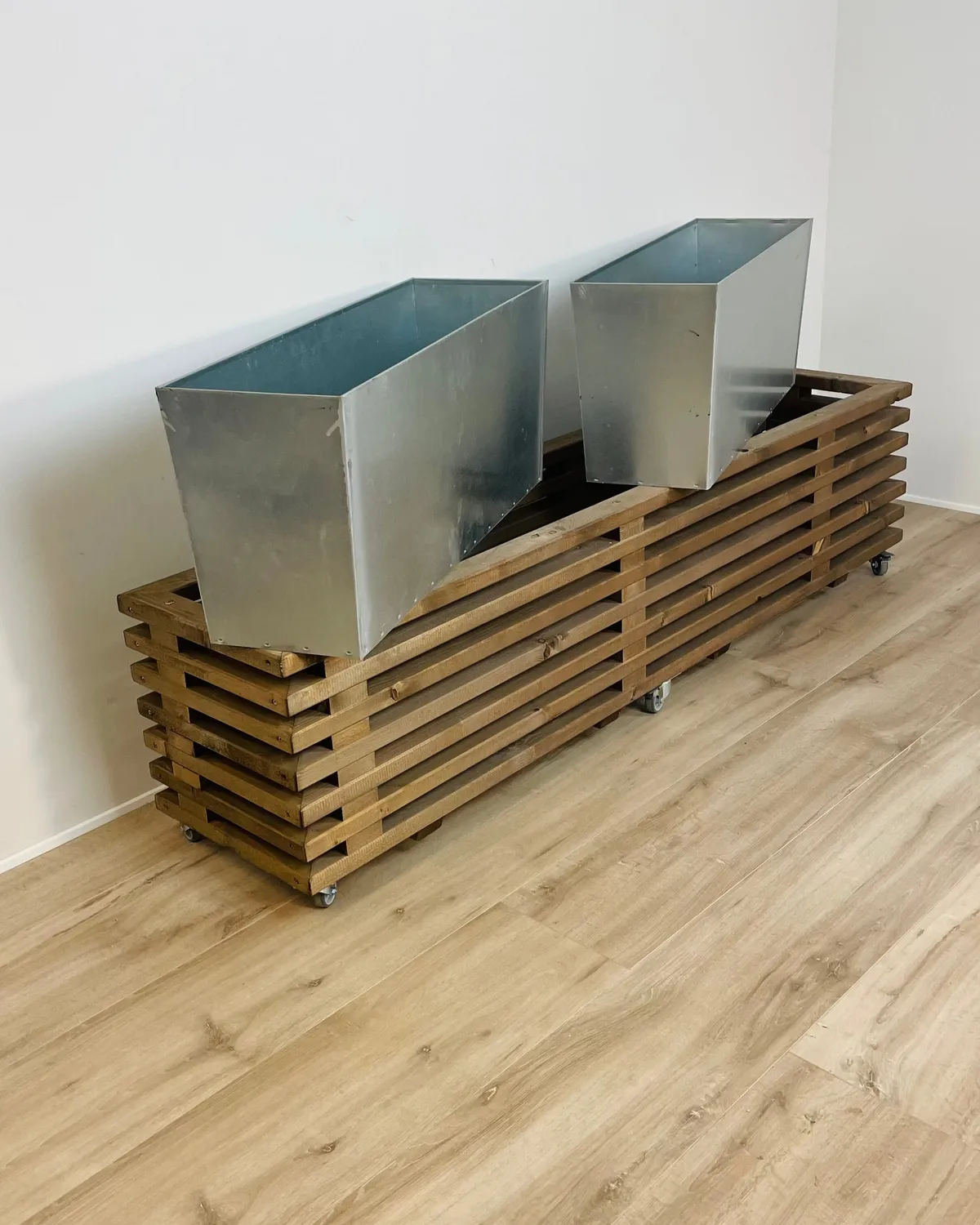 Kabeltromlen Luksus plantekasse brunbejdset 95 cm hjul