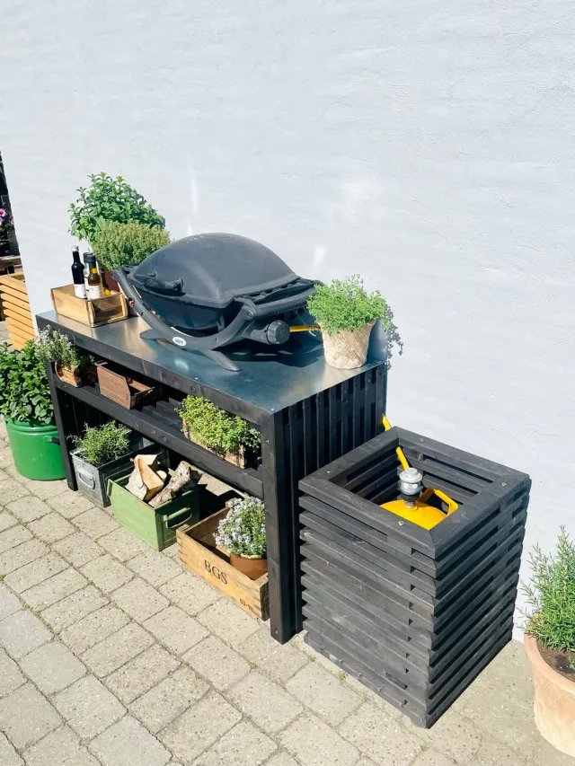Kabeltromlen Gasflaskeskjuler sortbejdset med låg