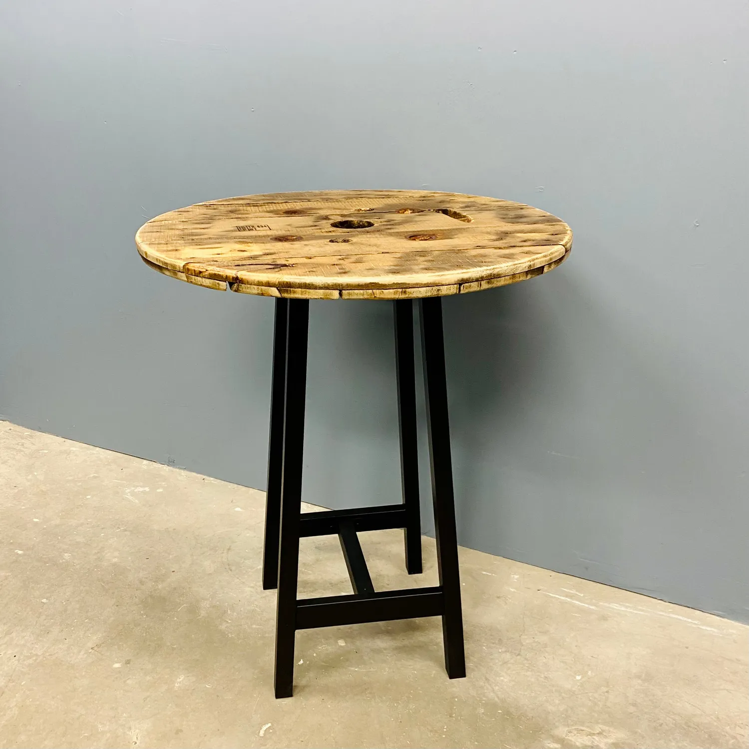Kabeltromlen Barbord kabeltromle Ø90 lakeret 105 cm