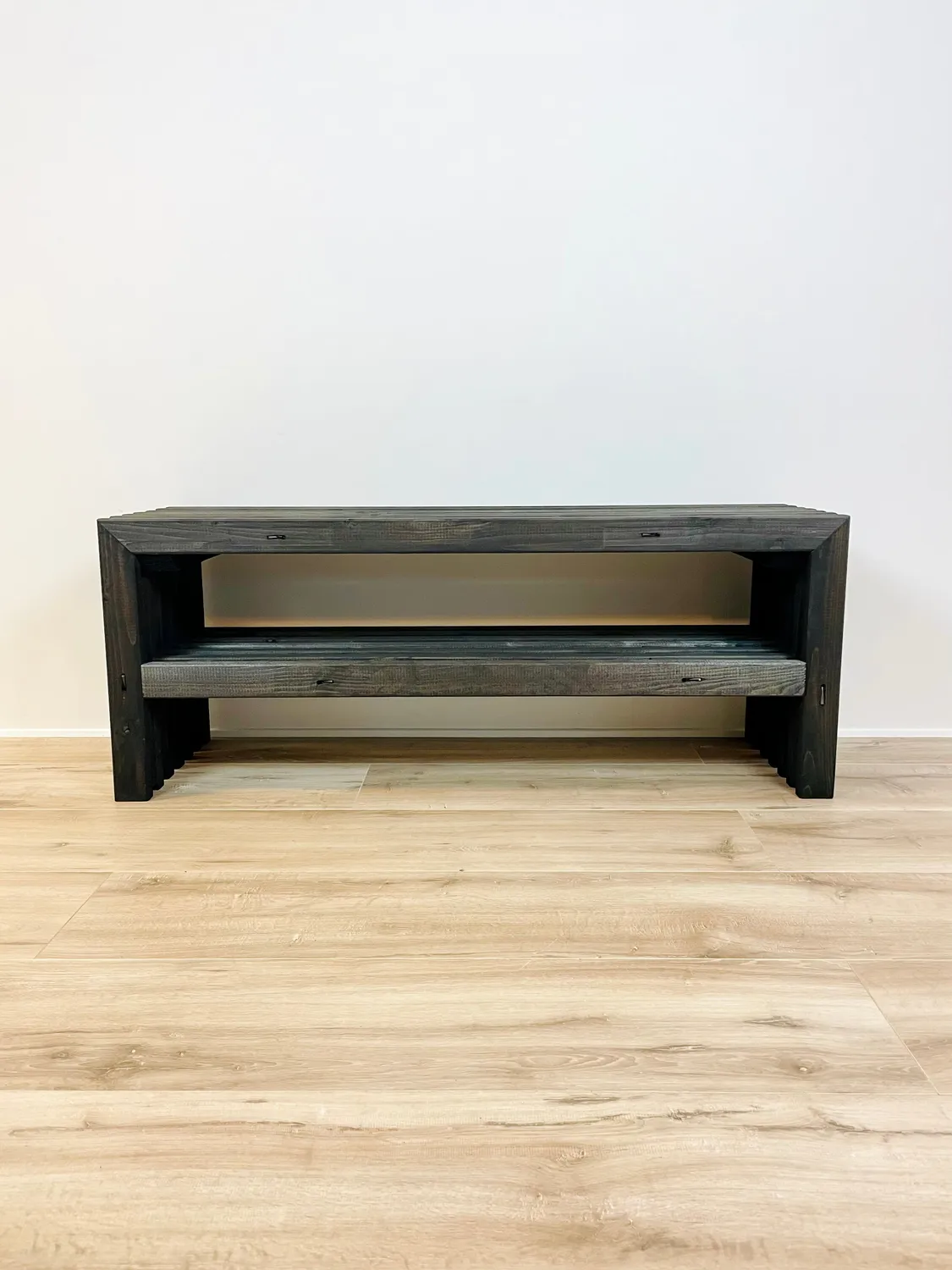 Kabeltromlen TV-bord sortbejdset 137 cm massivt træ