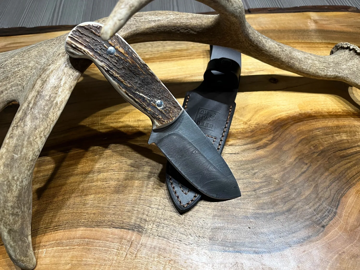 Oh My Deer Damast Jagtkniv med hjortetaksgreb damaskusstål