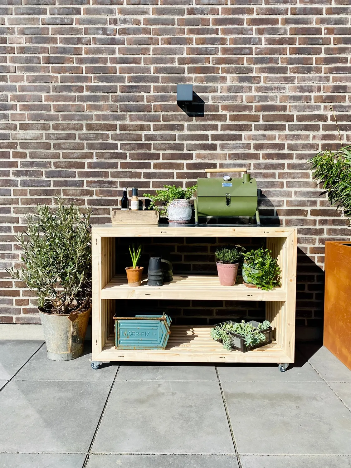 Kabeltromlen Arbejdsbord brede traller 120 cm med topplade
