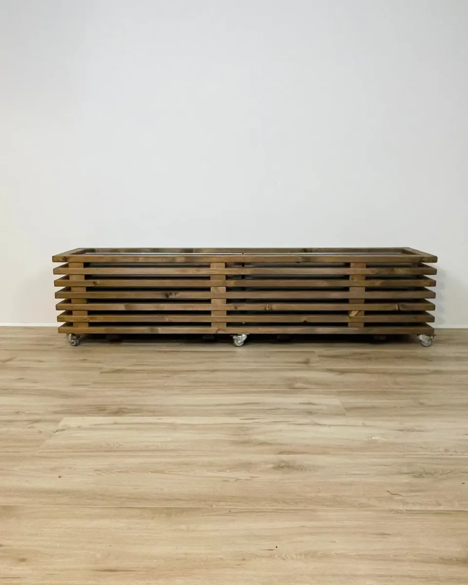 Kabeltromlen Luksus plantekasse brunbejdset 95 cm hjul