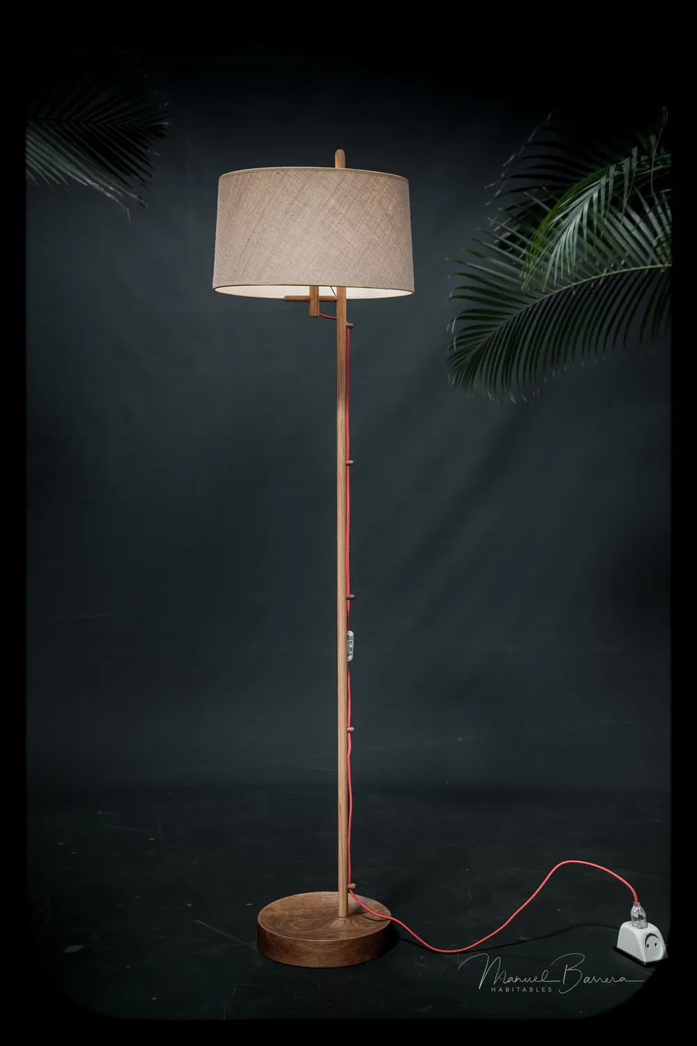 Habitables Low 01 gulvlampe eg hvid ledning massivt træ