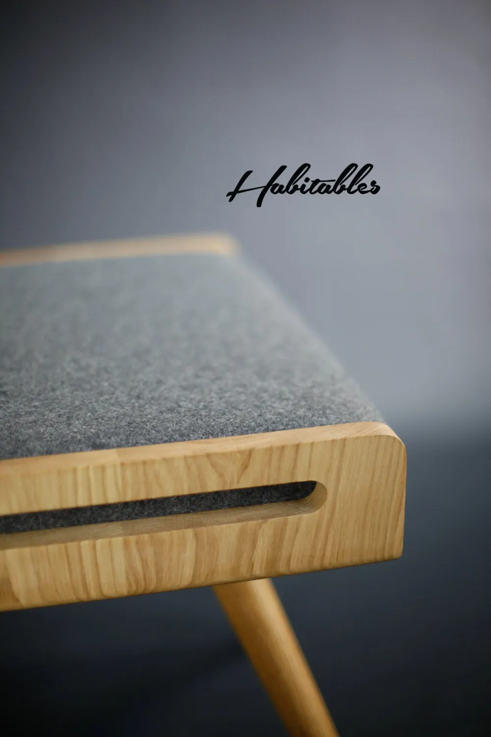 Habitables skammel skrå ben eg sort læder massiv