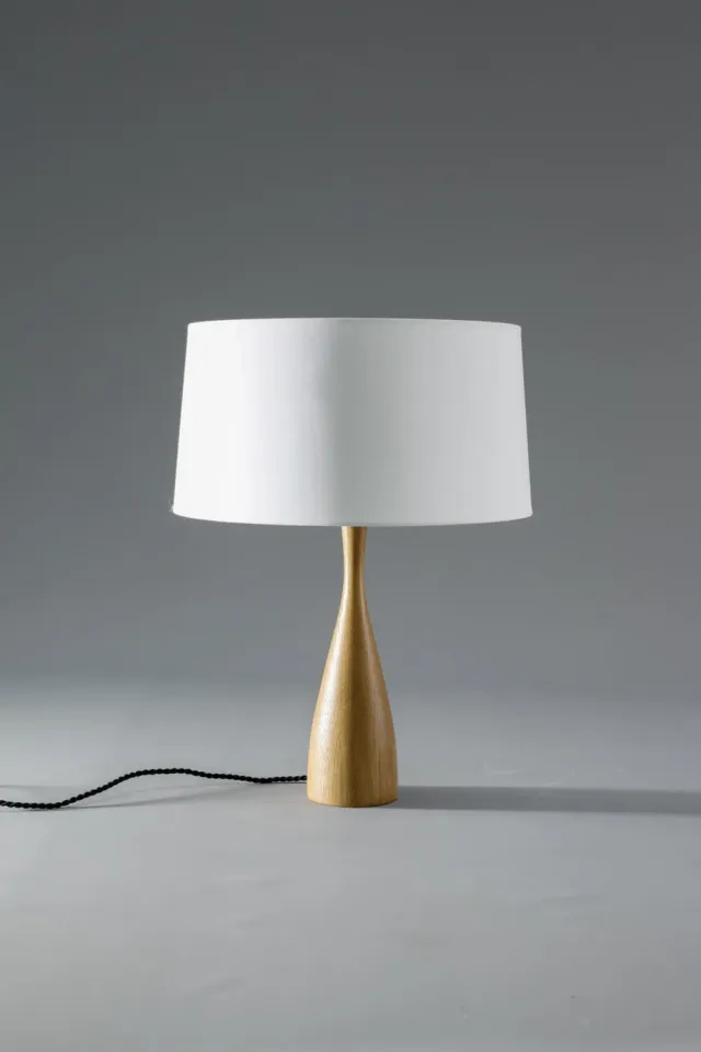 Habitables Scandinavian bordlampe eg hvid skærm massivt træ