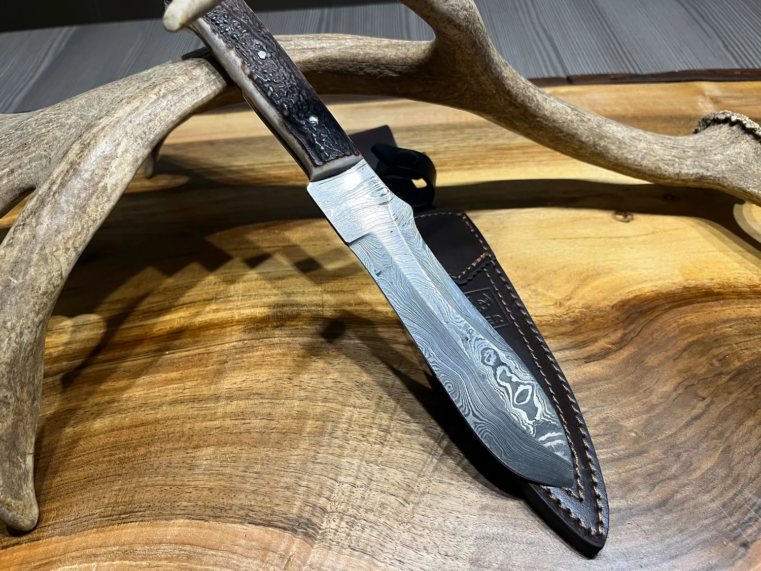 Oh My Deer Jæger kniv damaskusstål træskaft