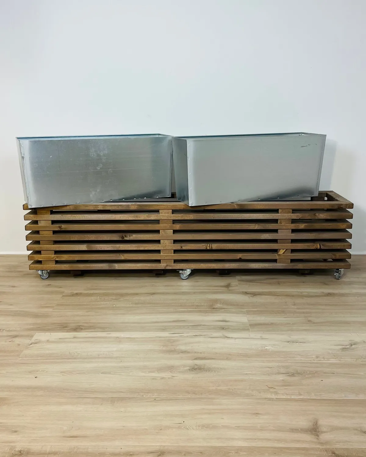 Kabeltromlen Luksus plantekasse brunbejdset 95 cm hjul