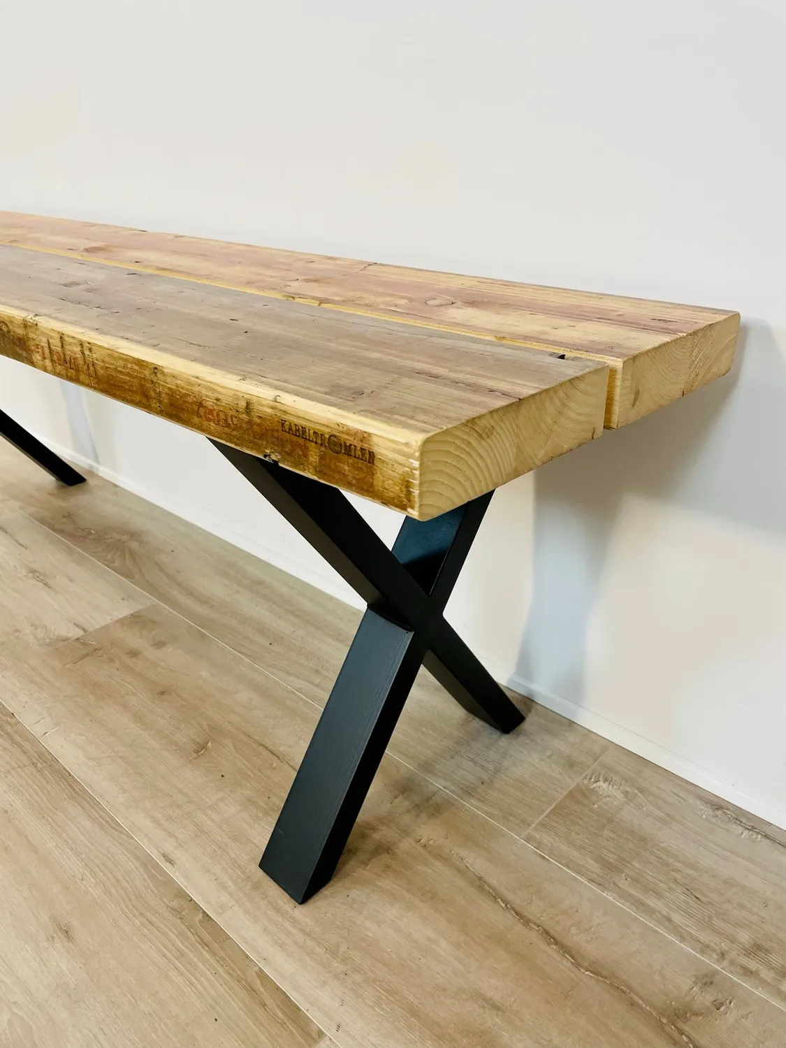 Kabeltromlen Bred Bænk Genbrugsplanker X-stel 137 cm lakeret