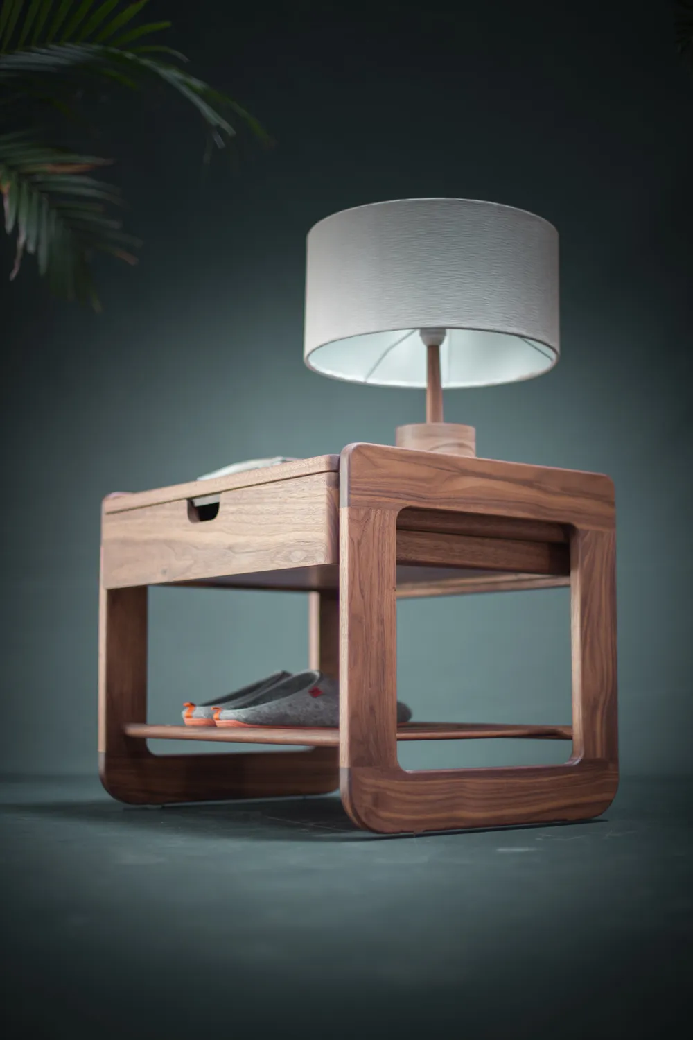 Habitables 70's sengebord lavt eg med trægitter massivt