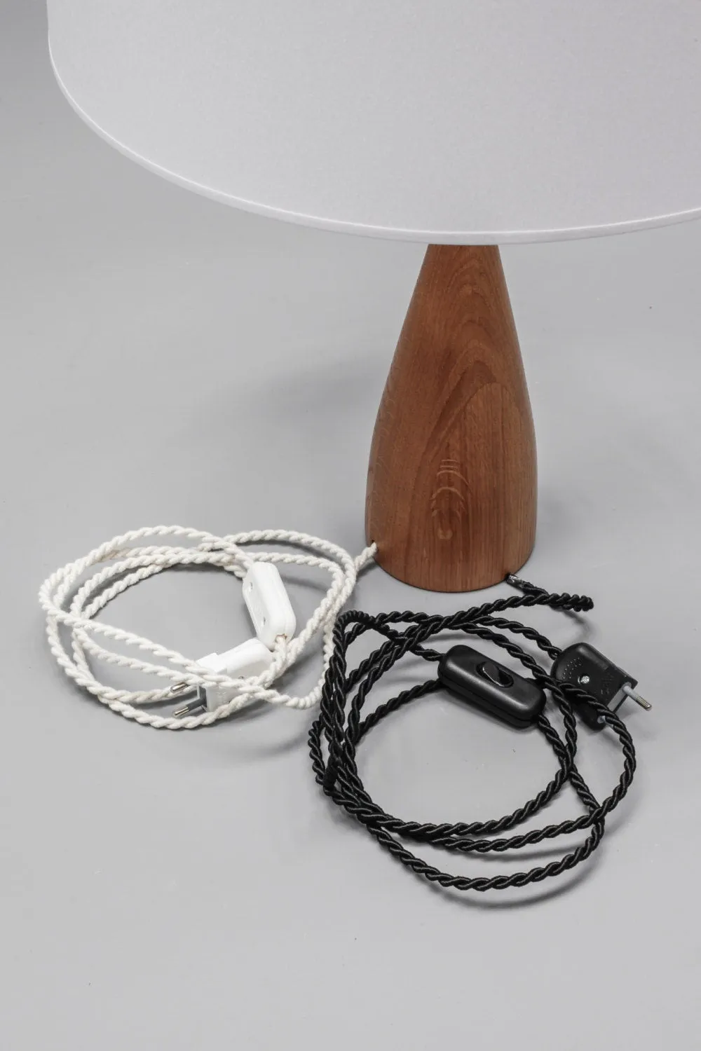 Habitables Scandinavian bordlampe eg hvid skærm massivt træ