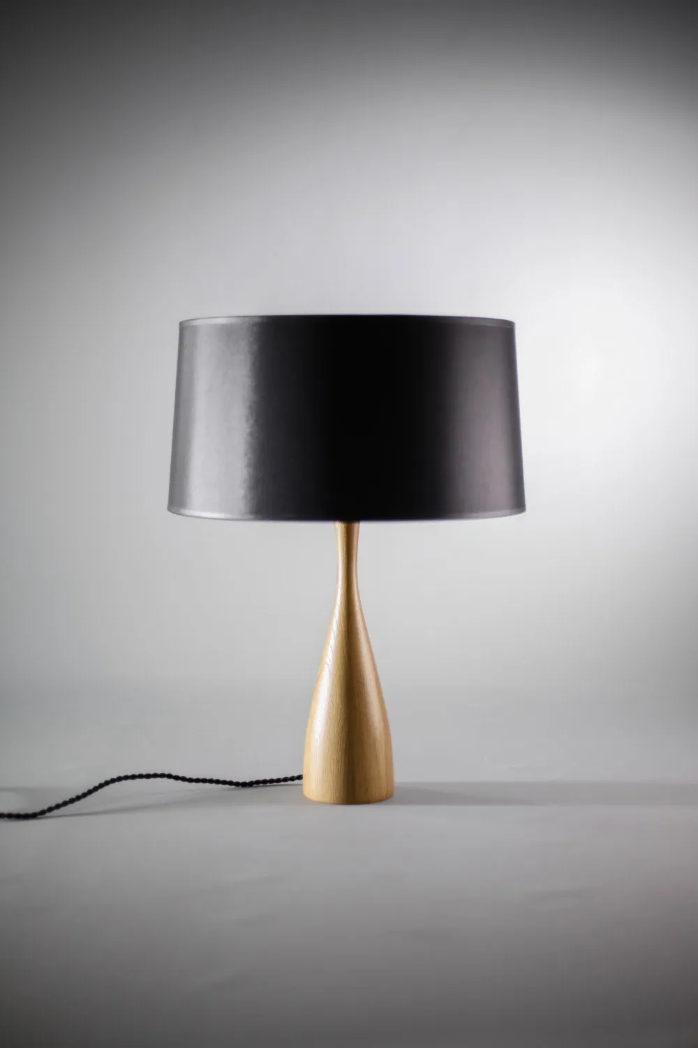 Habitables Scandinavian bordlampe eg hvid skærm massivt træ