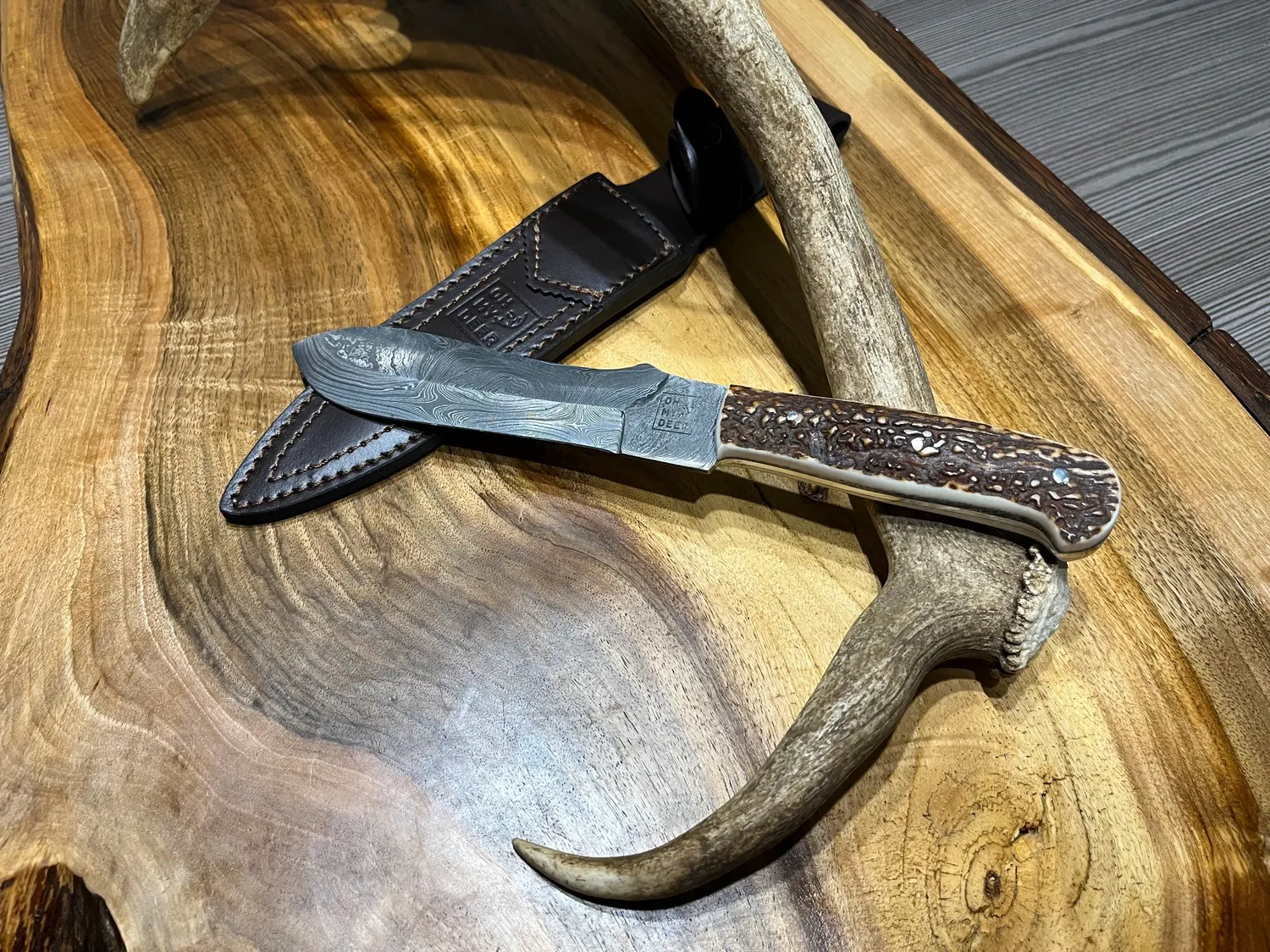 Oh My Deer Jæger kniv damaskusstål træskaft