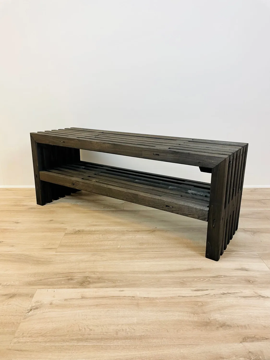 Kabeltromlen TV-bord sortbejdset 137 cm massivt træ