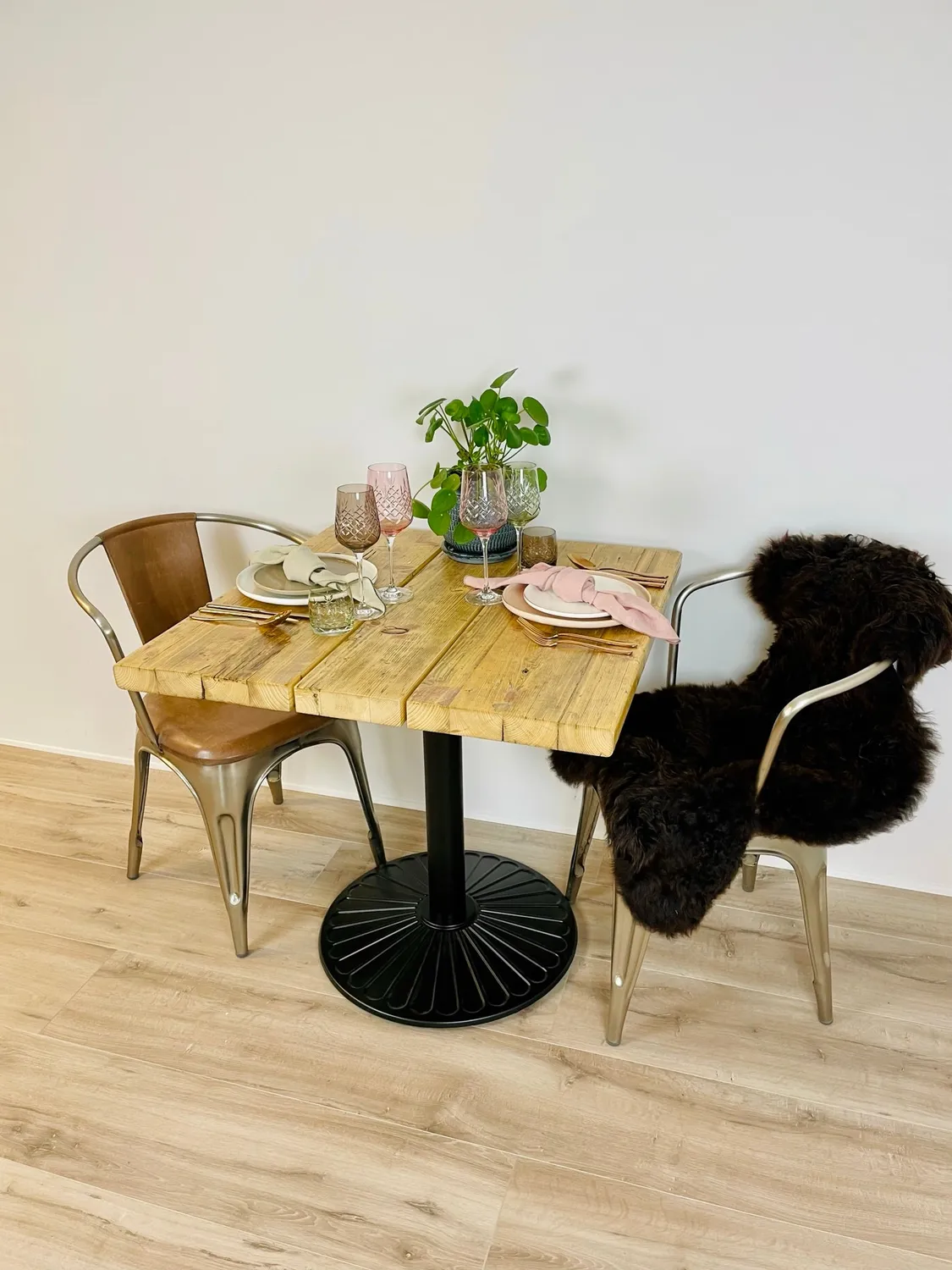 Kabeltromlen Caféborde Genbrugstræ cafébord 70x70 cm lakeret
