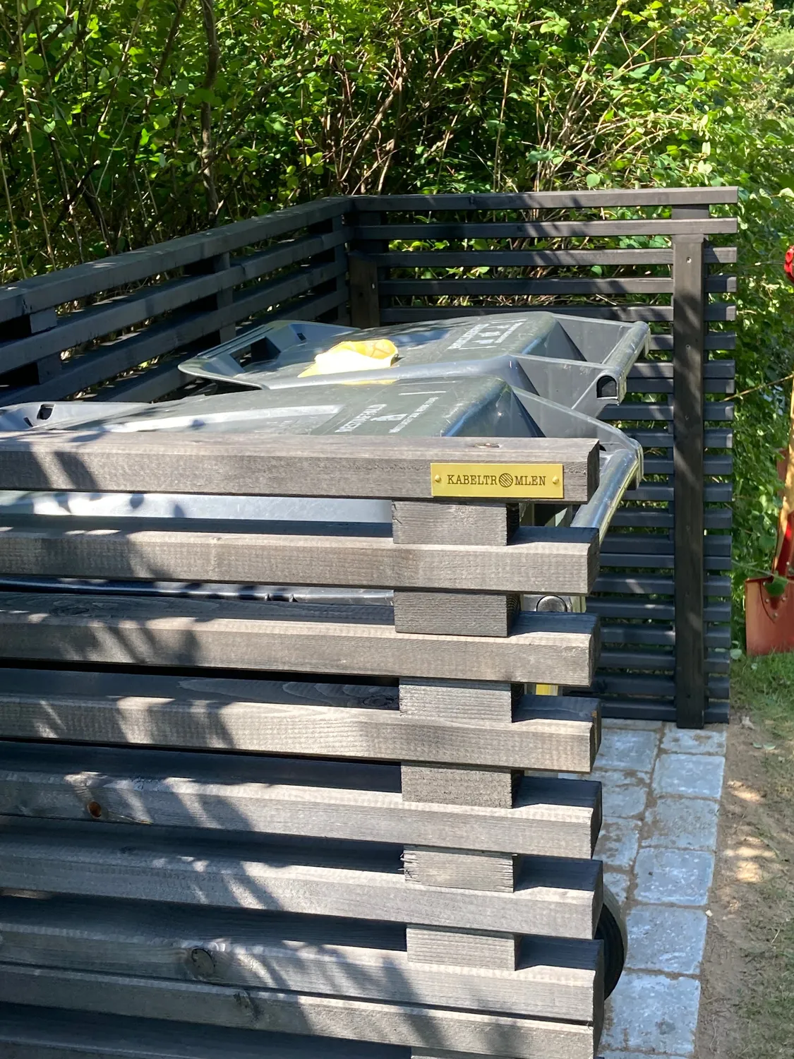 Kabeltromlen Skraldespandsskjuler skjuler sorte traller 230 cm gran