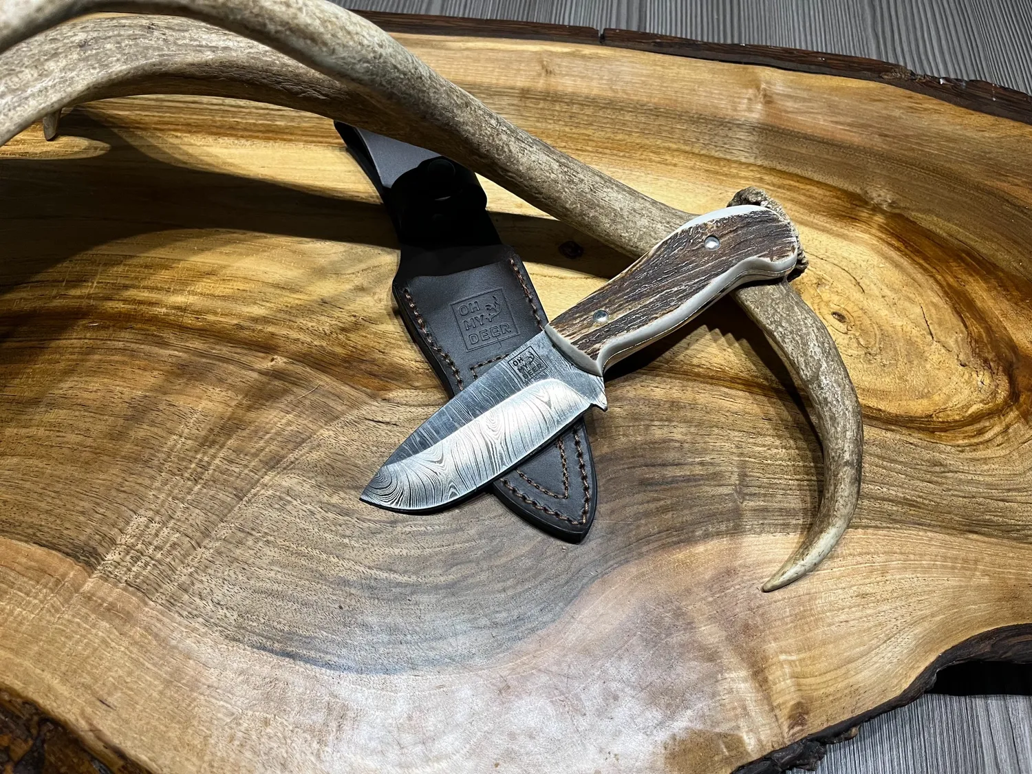 Oh My Deer Damast Jagtkniv med hjortetaksgreb damaskusstål