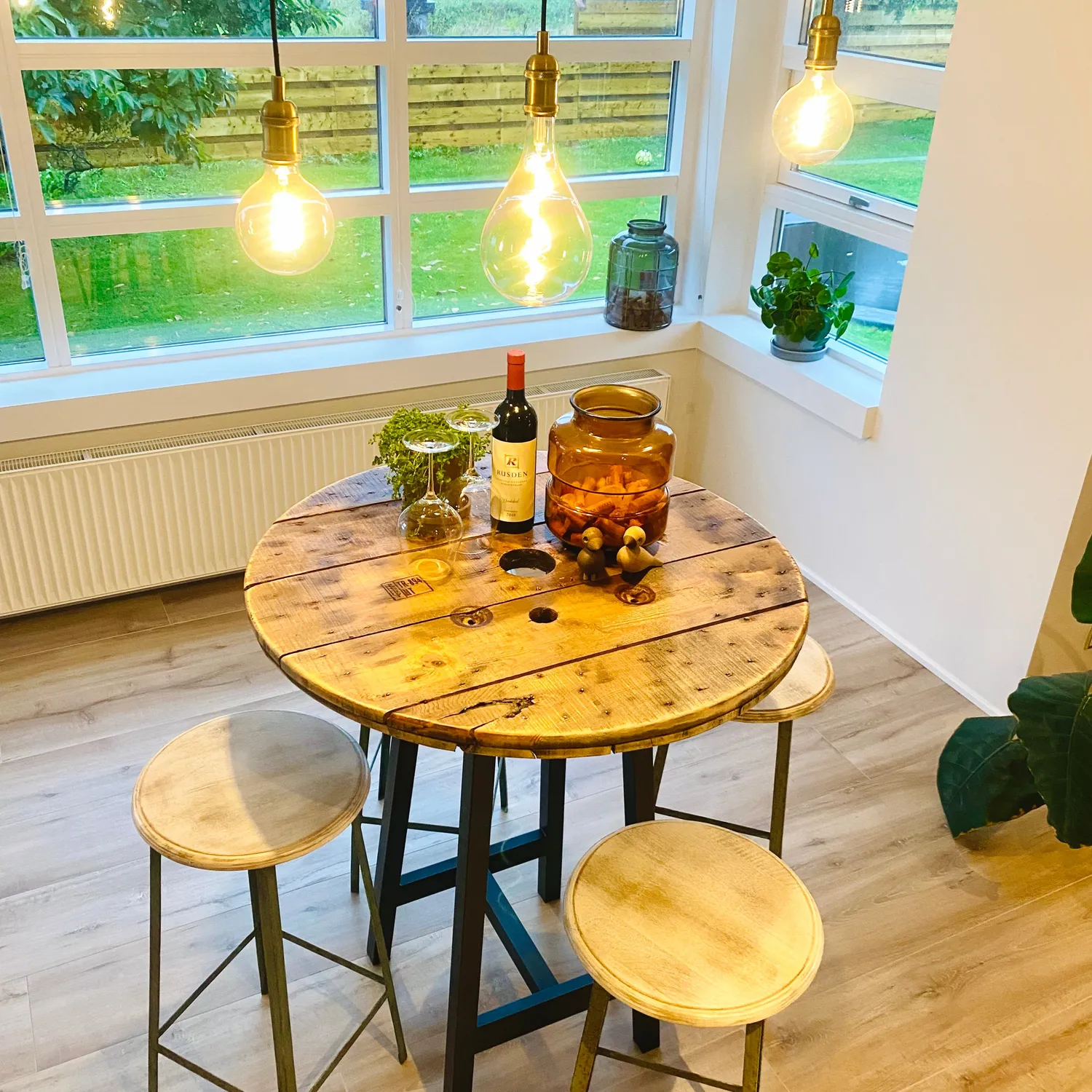 Kabeltromlen Barbord kabeltromle Ø90 lakeret 105 cm