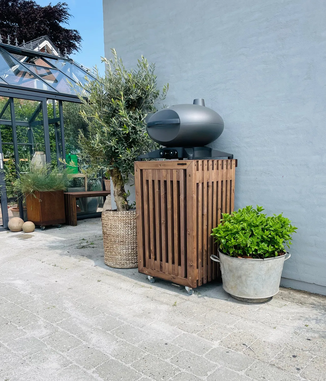 Kabeltromlen grillbord 52 cm brunbejdset gasflaskeskjuler