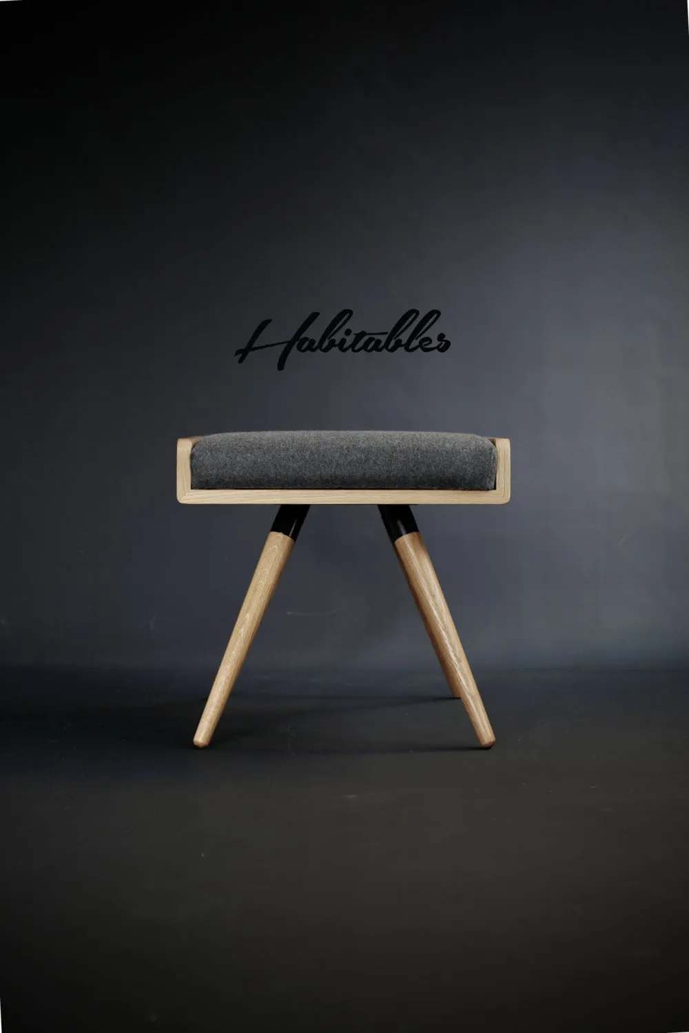 Habitables skammel skrå ben eg sort læder massiv