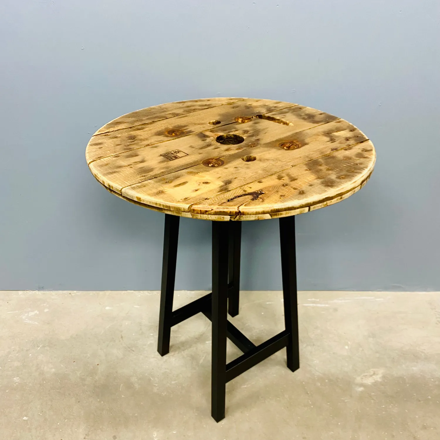 Kabeltromlen Barbord kabeltromle Ø90 lakeret 105 cm
