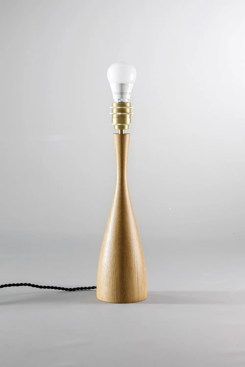 Habitables Scandinavian bordlampe eg hvid skærm massivt træ