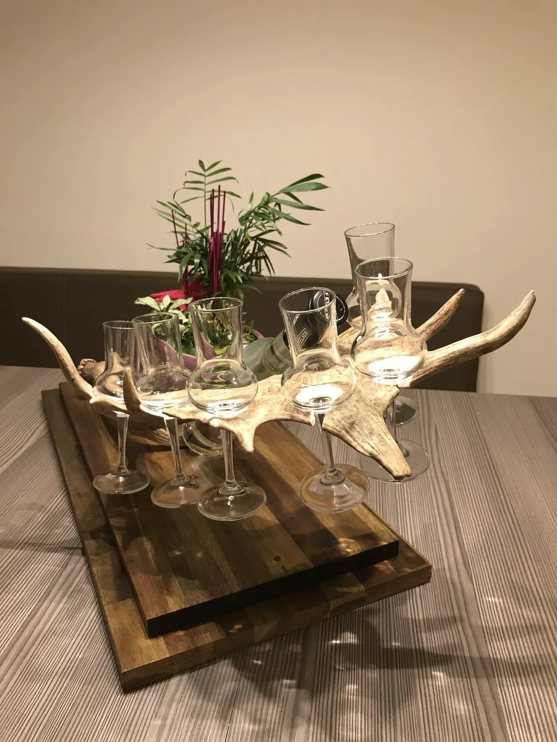 Oh My Deer Snapsglasholder i træ til hjemmebar
