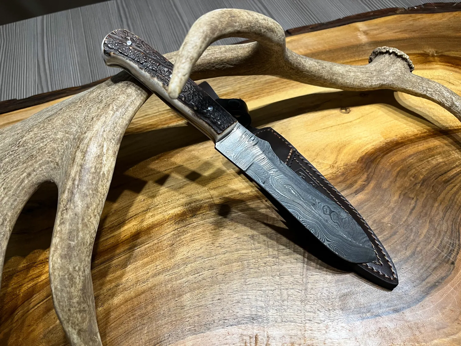Oh My Deer Jæger kniv damaskusstål træskaft